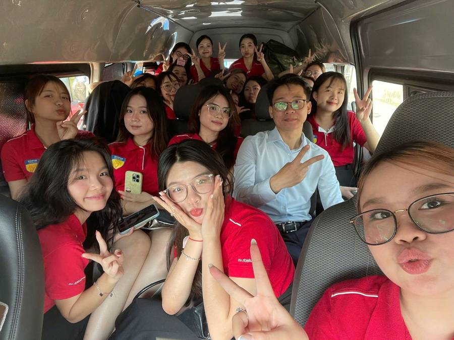 CTV chụp ảnh trên xe