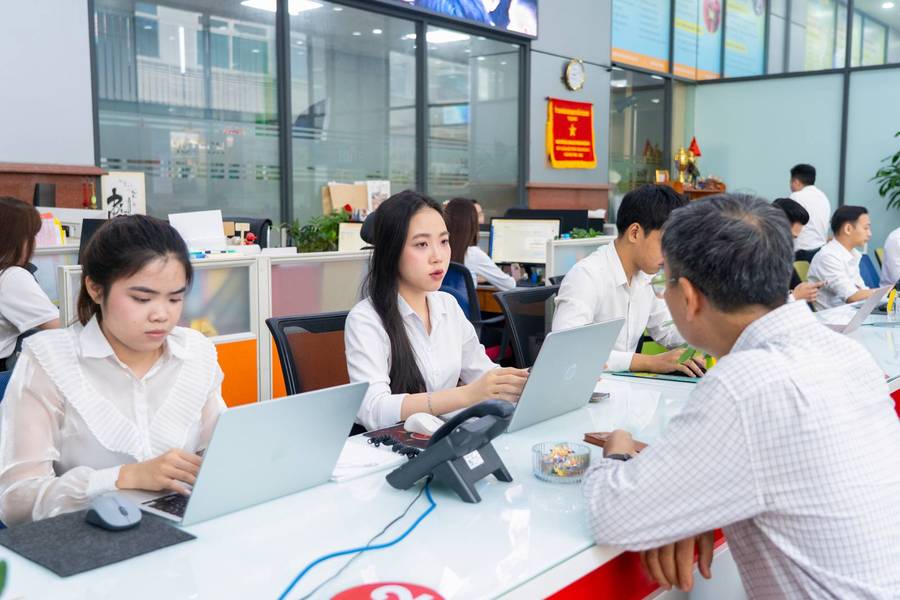CTV HUTECH làm việc văn phòng